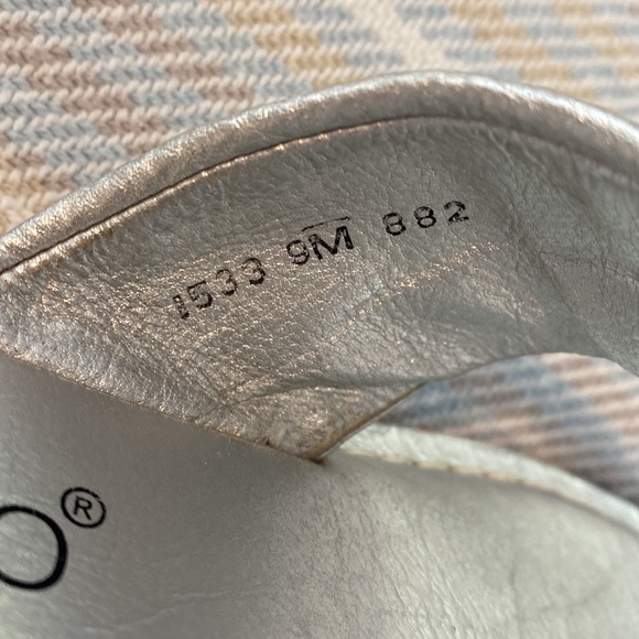 Bernardo, silver, leather thong sandals. Size 9. - Picture 3 of 6